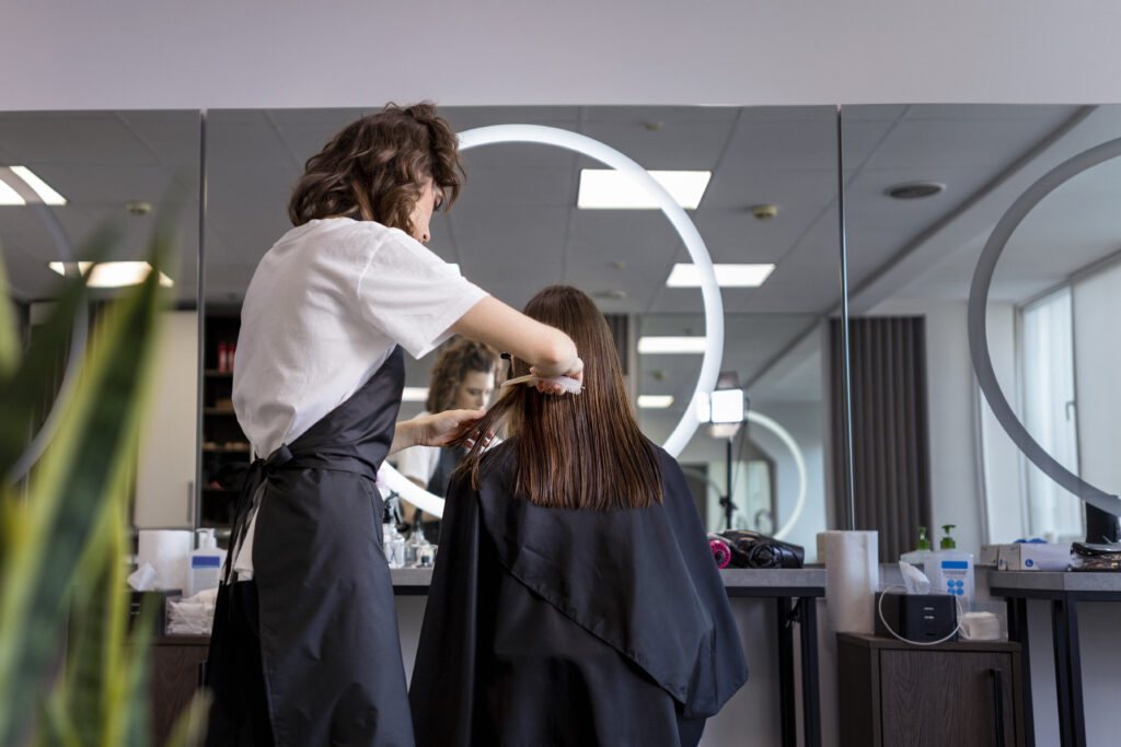 coiffeur prenant soin de son client