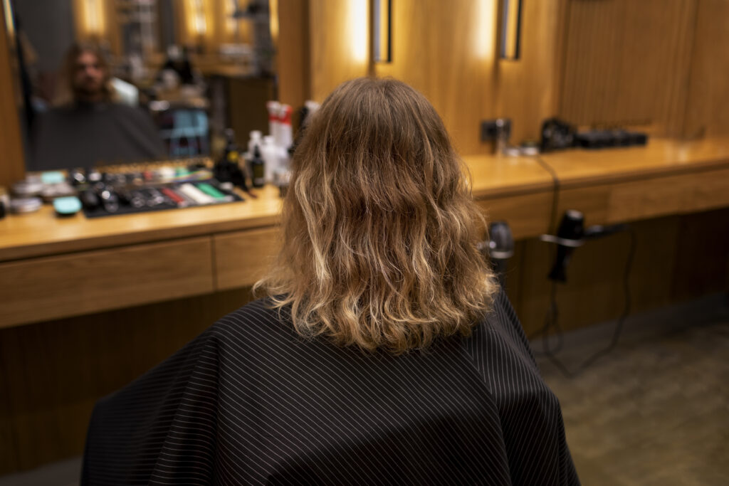 coiffeur toilettant son client