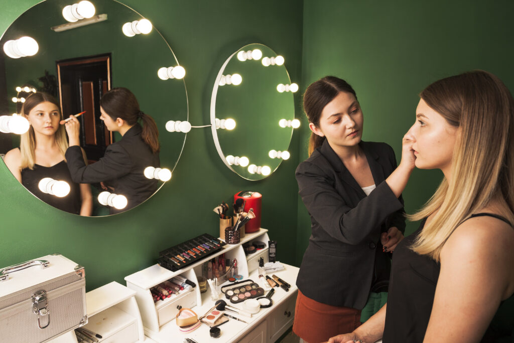 femme professionnelle maquillant